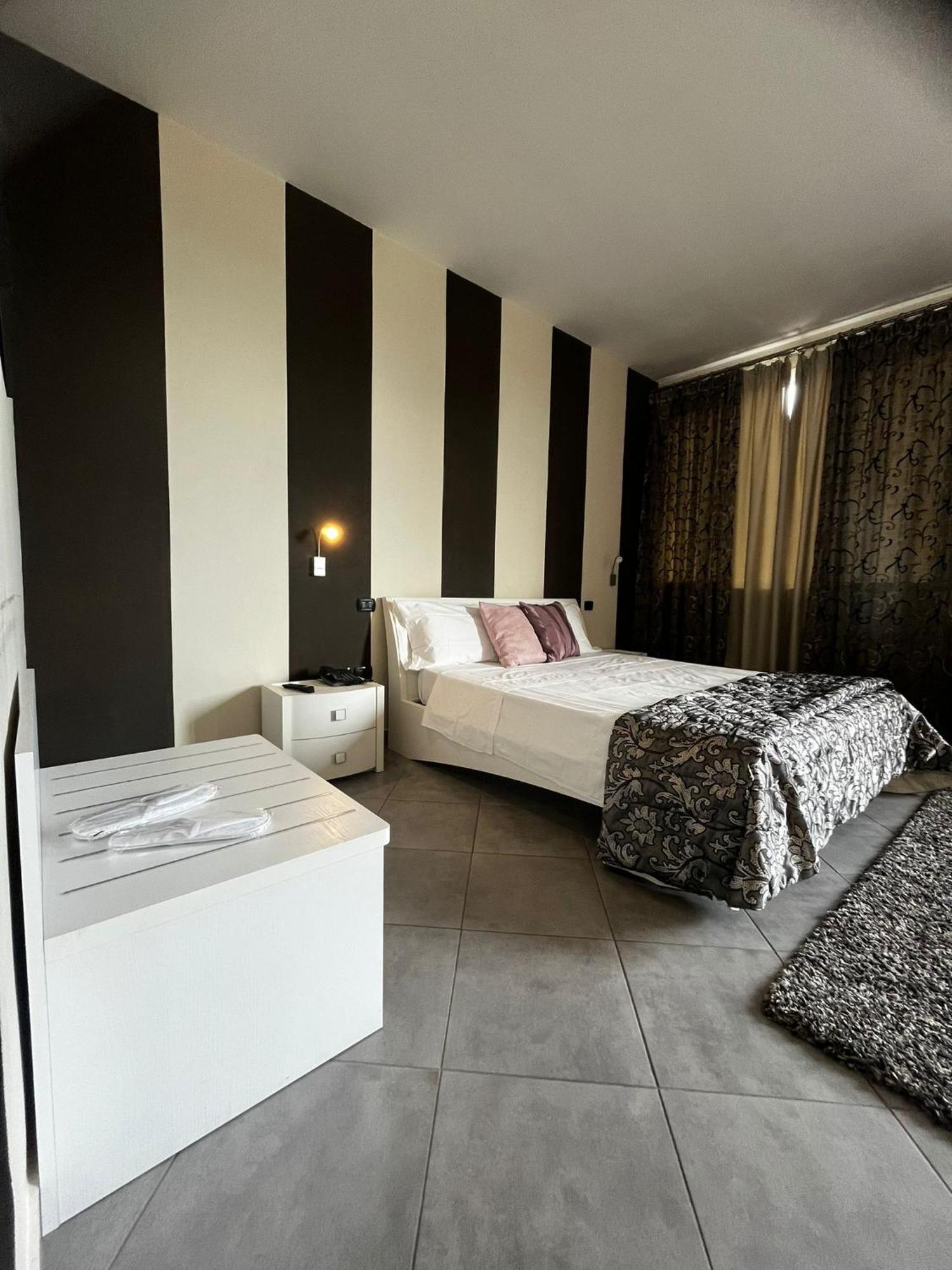 Hotel Saturday Palma Campania Exterior foto